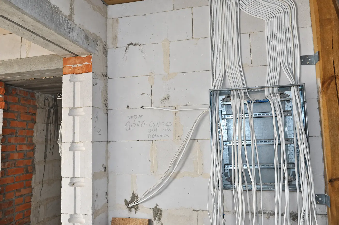 Przewody przygotowane do montażu rozdzielnicy elektrycznej
