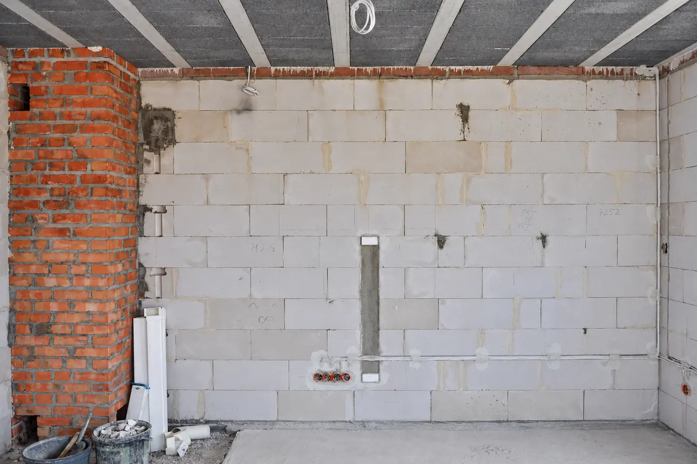 Instalacja elektryczna przygotowywana na ścianie budowanego domu