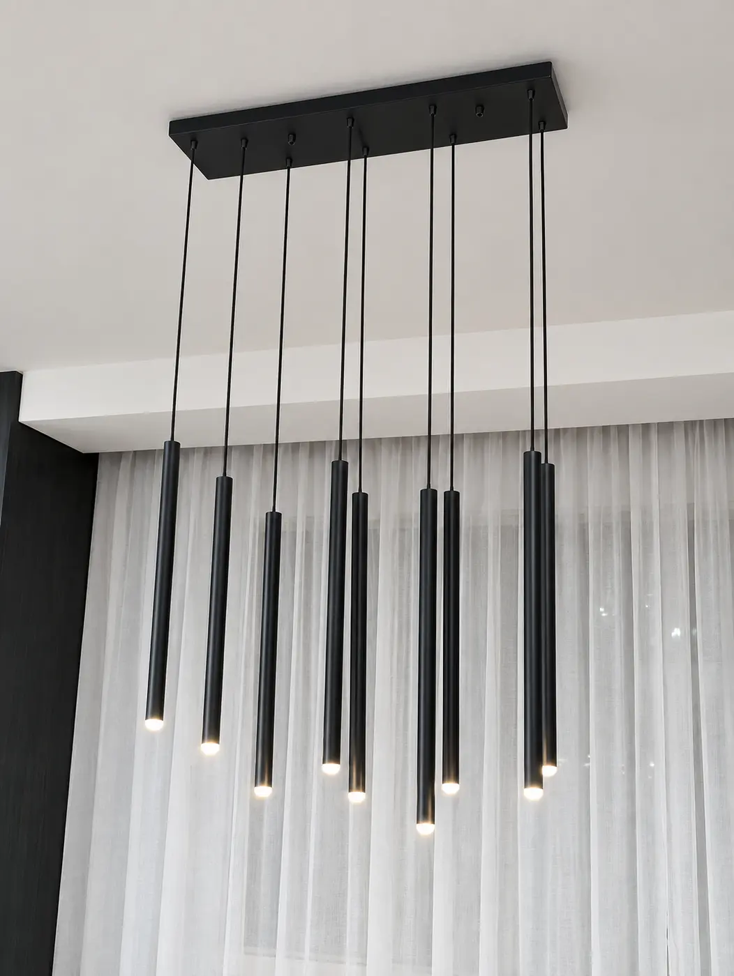 Nowoczesne podłużne lampy wiszące zamontowane przez EL-BUD